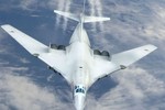 Oanh tạc cơ “khủng” Tu-160 vượt đại dương tới gần Mỹ