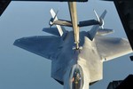 Tận mắt F-22, F/A-18 “bú sữa” đi đánh IS ở Syria