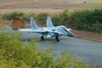 Máy bay MiG-21, MiG-29 Triều Tiên luyện hạ cánh trên đường