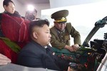 Nhà lãnh đạo Kim Jong-un lái máy bay, xe tăng thế nào?