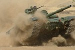 Tỏ tường 100 xe tăng T-72 áp sát biên giới Trung Quốc