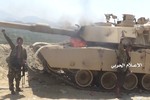 Phiến quân Houthi tung đòn bí ẩn, siêu tăng M1A2S Abrams tan tành