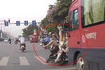 Video: Húc văng cô gái sang đường... và hành động đáng lên án của nam thanh niên