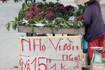 Vừa xuất hiện, nho “lạ” đã ngập thị trường