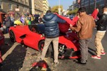 "Lấy le" với bạn gái, chàng trai làm siêu xe Ferrari tan nát