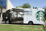 Starbucks điều xe tải bán cà phê trước cổng trường