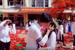 Nam sinh 'cả gan' hôn crush ngay giữa sân trường sau lễ bế giảng