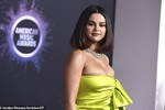 Những trang phục o ép vòng 1 quá đà của Selena Gomez