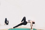 Tư thế yoga gợi cảm của sao Việt khiến fan “xịt máu mũi”