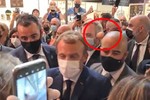 Tổng thống Pháp Macron suýt bị ném cà chua trúng người