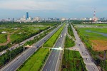 Ảnh: Cỏ dại um tùm suốt 24km Đại lộ Thăng Long tốn 53 tỷ cắt tỉa