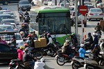 Ảnh: Buýt nhanh BRT bị xe máy chặn đầu khi chạy thử nghiệm