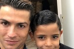 Tại sao Ronaldo lại đeo mặt nạ quỷ tới trường quý tử