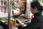 Xe đẩy bánh mì vỉa hè: Bán quanh năm, thu tiền tỷ