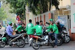 Bắt 3 xe ôm nghi đâm gục tài xế Grabbike trên phố