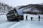 Hành trình rợn gáy trên băng đưa thức ăn tới Siberia