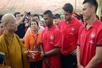 Chùm ảnh: Cầu thủ Arsenal đến thăm chùa Trấn Quốc