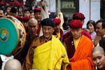 Đội mưa nghe Đức Pháp Vương Gyalwang Drukpa thuyết giảng