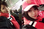 Nữ du học sinh cười tỏa nắng ở Old Trafford gây sốt