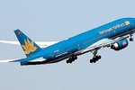 Máy bay Vietnam Airlines hạ cánh khẩn cấp cứu một trẻ em