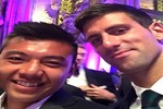 Lý Hoàng Nam khoe cúp vô địch, chụp ảnh với Djokovic 