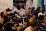 Phản cảm cảnh hút shisha mịt mù trên phố cổ Hà Nội