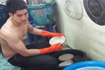 Hot boy rửa bát da trắng nõn nà khiến gái trẻ phát cuồng