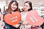 Hot girl check-in tại cửa hàng H&M, Zara đầu tiên tại Hà Nội