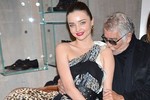 Nhà thiết kế 73 tuổi hôn đắm đuối Miranda Kerr