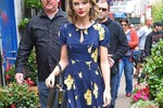 Taylor Swift tươi tắn với xì tai công chúa