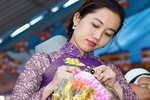 Mỹ Xuân tái xuất đi phát quà từ thiện