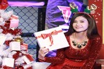 Trương Quỳnh Anh mặc siêu ngắn đón Noel ở Hà Nội