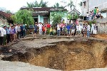 “Hố tử thần” sâu 6m đe dọa làm đổ nhà dân