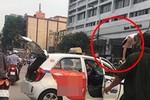 Bị CSGT "tuýt còi", tài xế taxi leo lên nóc xe ăn vạ