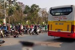 Va chạm xe bus, người đàn ông đi xe máy bị cán chết thảm