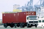 Cận cảnh cuộc sống "thuốc lắc, gái nhảy" của lái xe container