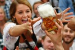 Choáng ngợp Lễ hội bia Oktoberfest ở Munich