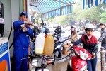 Mang can đi mua xăng trước giờ nghi tăng giá