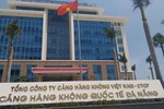 Đội trưởng an ninh sân bay lấy tài sản của khách