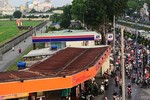 Cận cảnh hàng chục kiốt, cây xăng giáp sân bay Tân Sơn Nhất