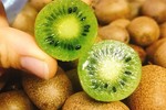 Cận cảnh kiwi rừng giá “bèo” chị em tranh nhau mua