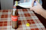 Điều gì xảy ra khi đổ sữa vào Coca Cola?