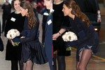 Công nương Kate Middleton chật vật vì váy ngắn