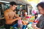 Hot boy bán rau quả khiến cộng đồng mạng sôi sục