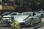 Tránh chó, bộ đôi siêu xe Ferrari tiền tỷ "nát đầu"