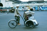 Hàng rong, quán nhậu Sài Gòn năm 1965 trong ảnh Robert Gauthier 