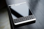 Soi tỉ mỉ điện thoại BlackBerry Passport bản mới đẹp như mơ