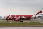 Thêm máy bay Air Asia hạ cánh khẩn do trục trặc