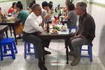 Người đàn ông ăn bún chả cùng ông Obama là ai?