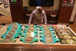 Tay đấm Floyd Mayweather khoe của, khoe chiến tích gây choáng